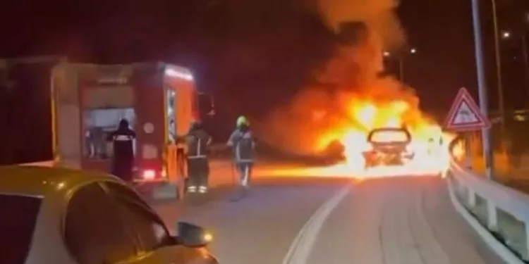 Bursa’da seyir halindeki otomobil alev topuna döndü