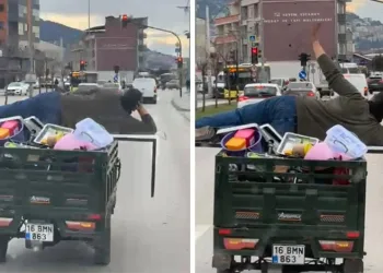 Motosikletin arkasında yatarak tehlikeli yolculuk