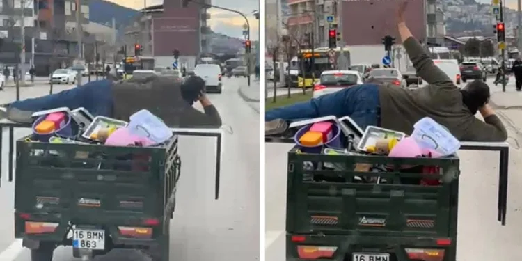 Motosikletin arkasında yatarak tehlikeli yolculuk