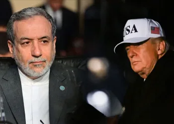 EHLİYETSİZ SÜRÜCÜ KALDIRIMA ÇARPIP KAÇTI AMA POLİS YAKALADI