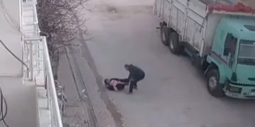 Mardin’de sokak ortasında bebekli anne ve küçük kıza acımasız saldırı