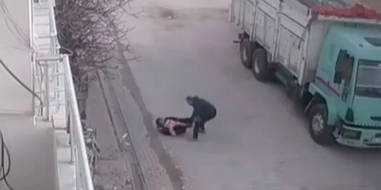 Mardin’de sokak ortasında bebekli anne ve küçük kıza acımasız saldırı