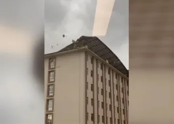 Bursa’da şiddetli fırtına çatıları böyle uçurdu
