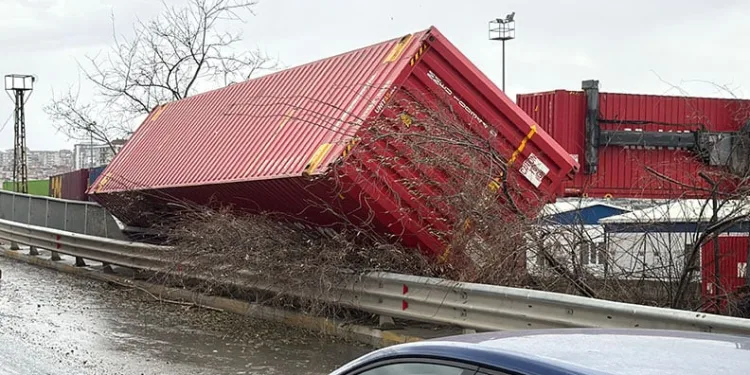 Şiddetli rüzgar eski gümrük sahasında konteynırları devirdi