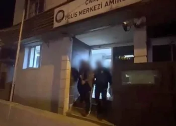 Bursa’da lodos duvarı devirdi, altında kalan 10 araç hasar gördü