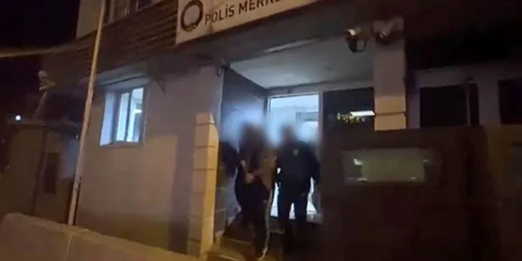 Bursa’da lodos duvarı devirdi, altında kalan 10 araç hasar gördü