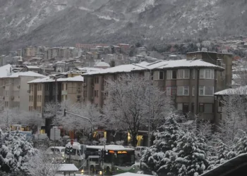 Bursa sabaha beyaz örtüyle uyandı