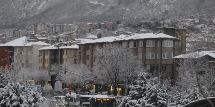 Bursa sabaha beyaz örtüyle uyandı