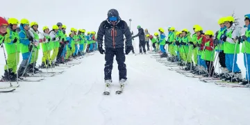 Büyükşehir’le öğrencilerin kayak keyfi