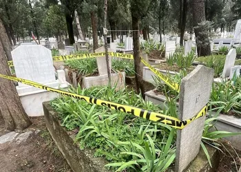 Çöp kamyonuyla arkadan gelen otomobilin arasına sıkışan işçi hayatını kaybetti
