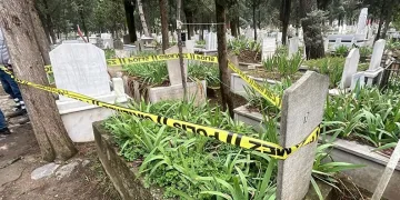 Çöp kamyonuyla arkadan gelen otomobilin arasına sıkışan işçi hayatını kaybetti