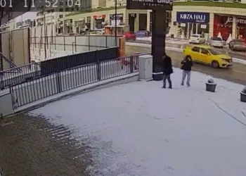 Bursa’da karla kaplanan kaldırımda kalp çizdiler, güvenlik kamerasını izleyenlerin içi ısındı
