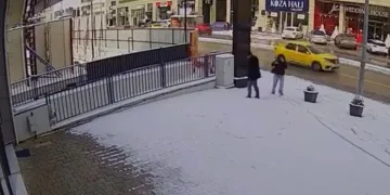 Bursa’da karla kaplanan kaldırımda kalp çizdiler, güvenlik kamerasını izleyenlerin içi ısındı