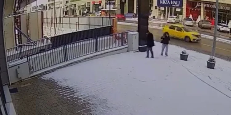 Bursa’da karla kaplanan kaldırımda kalp çizdiler, güvenlik kamerasını izleyenlerin içi ısındı