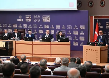 YOLCU MİNİBÜSÜ İLE HAFİF TİCARİ ARACIN KARIŞTIĞI KAZA ANI KAMERAYA YANSIDI