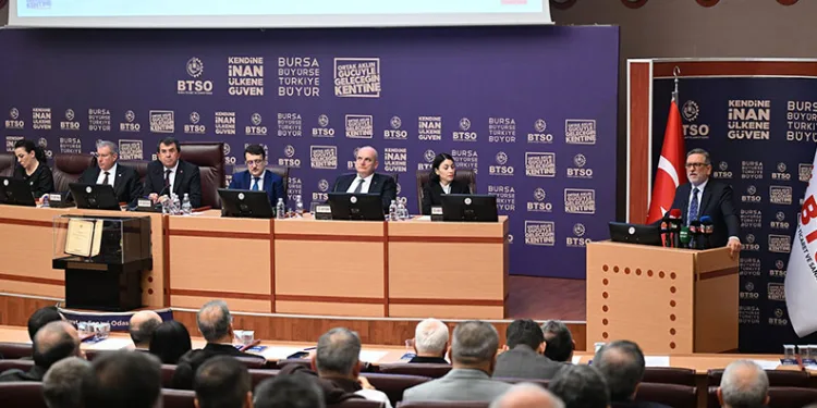 YOLCU MİNİBÜSÜ İLE HAFİF TİCARİ ARACIN KARIŞTIĞI KAZA ANI KAMERAYA YANSIDI