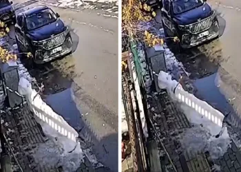 Güneşi gören kardan adam eriyip kaldırımda devrildi