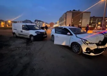 İnegöl’de araçlar çarpıştı: 2 yaralı