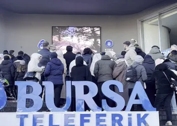 Uludağ’da zirve yarışı…Teleferik kuyrukları metrelerce uzadı