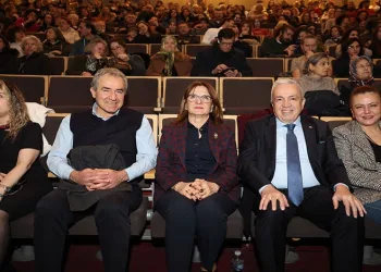 Bursa’da gençler birbirine girdi