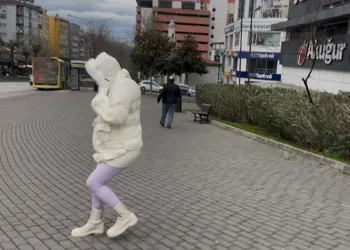 Bursa’da karla kaplanan kaldırımda kalp çizdiler, güvenlik kamerasını izleyenlerin içi ısındı