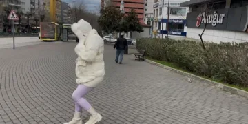 Bursa’da karla kaplanan kaldırımda kalp çizdiler, güvenlik kamerasını izleyenlerin içi ısındı