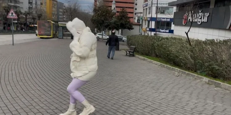 Bursa’da karla kaplanan kaldırımda kalp çizdiler, güvenlik kamerasını izleyenlerin içi ısındı