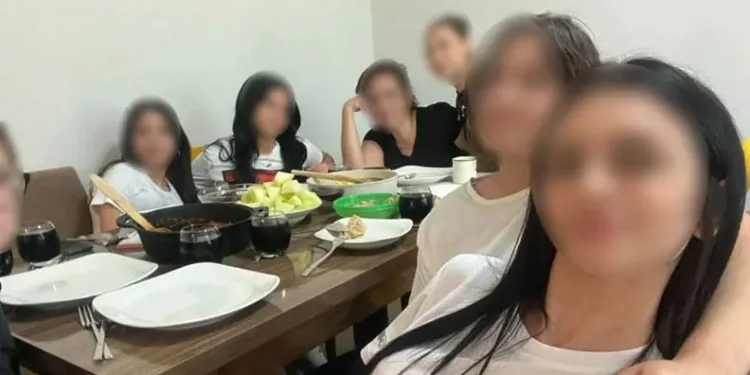 Öğrencilerine ders saatinde evini temizleten öğretmene gözaltı