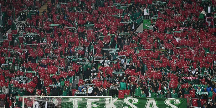 Bursaspor tribünleri Türk bayraklarıyla donatıldı