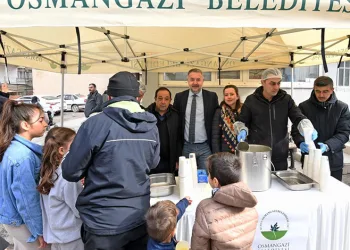 Çöp kamyonuyla arkadan gelen otomobilin arasına sıkışan işçi hayatını kaybetti