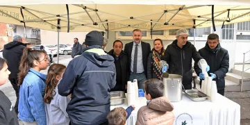 Çöp kamyonuyla arkadan gelen otomobilin arasına sıkışan işçi hayatını kaybetti