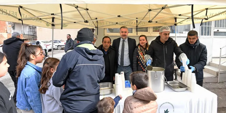 Çöp kamyonuyla arkadan gelen otomobilin arasına sıkışan işçi hayatını kaybetti