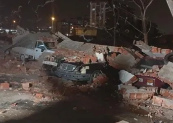 Bursa’da lodos duvarı devirdi, altında kalan 10 araç hasar gördü