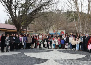 YOLCU MİNİBÜSÜ İLE HAFİF TİCARİ ARACIN KARIŞTIĞI KAZA ANI KAMERAYA YANSIDI