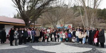 YOLCU MİNİBÜSÜ İLE HAFİF TİCARİ ARACIN KARIŞTIĞI KAZA ANI KAMERAYA YANSIDI