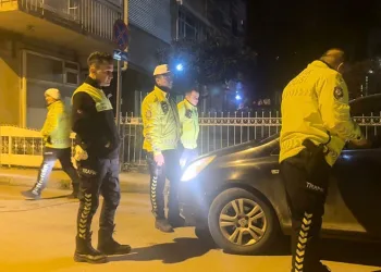 Bursa’da otomobil tıra çarptı: 1 yaralı