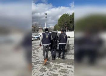 YOLCU MİNİBÜSÜ İLE HAFİF TİCARİ ARACIN KARIŞTIĞI KAZA ANI KAMERAYA YANSIDI