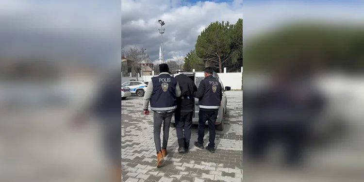 YOLCU MİNİBÜSÜ İLE HAFİF TİCARİ ARACIN KARIŞTIĞI KAZA ANI KAMERAYA YANSIDI