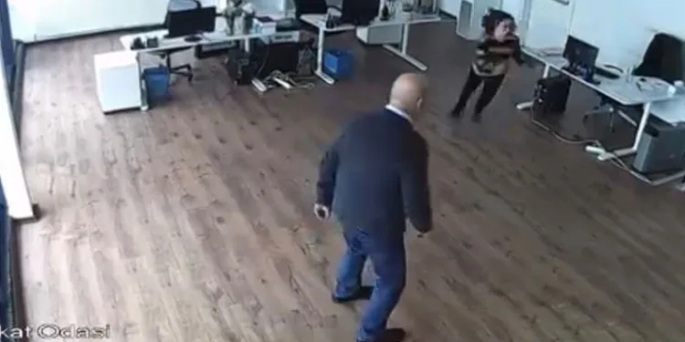 Bursa’da otomobil tıra çarptı: 1 yaralı
