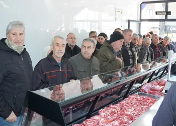 YOLCU MİNİBÜSÜ İLE HAFİF TİCARİ ARACIN KARIŞTIĞI KAZA ANI KAMERAYA YANSIDI