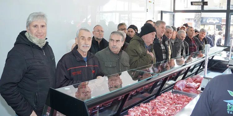 YOLCU MİNİBÜSÜ İLE HAFİF TİCARİ ARACIN KARIŞTIĞI KAZA ANI KAMERAYA YANSIDI