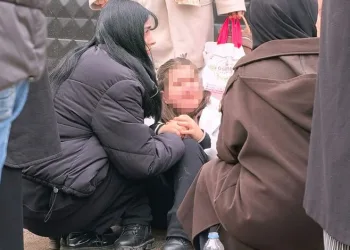 Çöp kamyonuyla arkadan gelen otomobilin arasına sıkışan işçi hayatını kaybetti