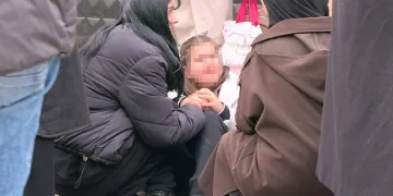 Çöp kamyonuyla arkadan gelen otomobilin arasına sıkışan işçi hayatını kaybetti