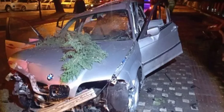 Bursa’da lodos duvarı devirdi, altında kalan 10 araç hasar gördü