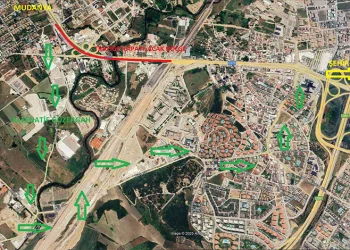 Güneşi gören kardan adam eriyip kaldırımda devrildi
