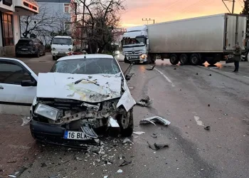 İnegöl’de araçlar çarpıştı: 2 yaralı