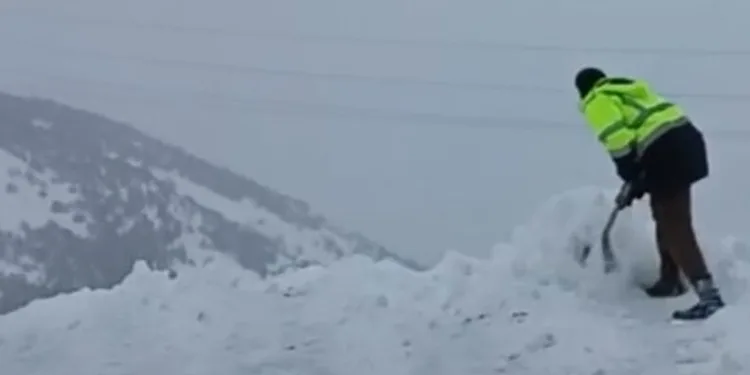 Malatya’da 2 bin rakımda dam üstlerinde kar mesaisi