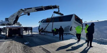 Malatya’da 2 bin rakımda dam üstlerinde kar mesaisi