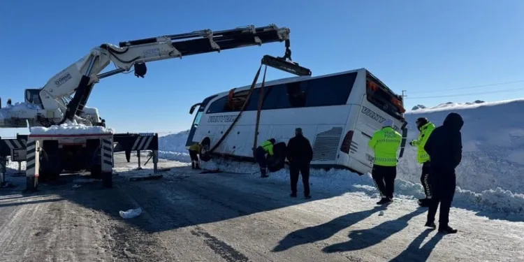 Malatya’da 2 bin rakımda dam üstlerinde kar mesaisi