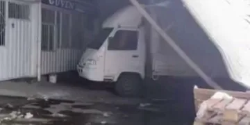 Malatya’da 2 bin rakımda dam üstlerinde kar mesaisi